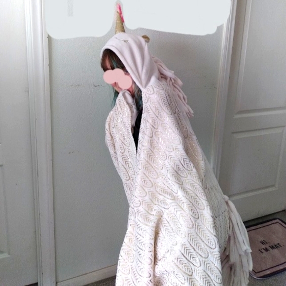 COPY - Justice Unicorn Wrap Blanket with Pockets, horn and tail fringe - Picture 2 of 9